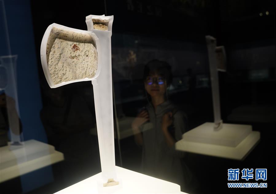 7月16日在展览上拍摄的玉钺。