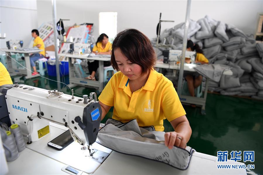 7月17日，工人在明光市一家艾草加工企业内加工艾草枕头。