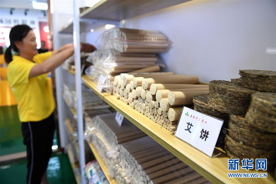 7月17日，工人在明光市一家艾草加工企业内摆放艾草制品。