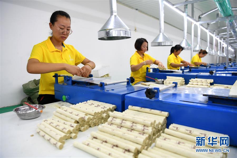 7月17日，工人在明光市一家艾草加工企业内加工艾条。