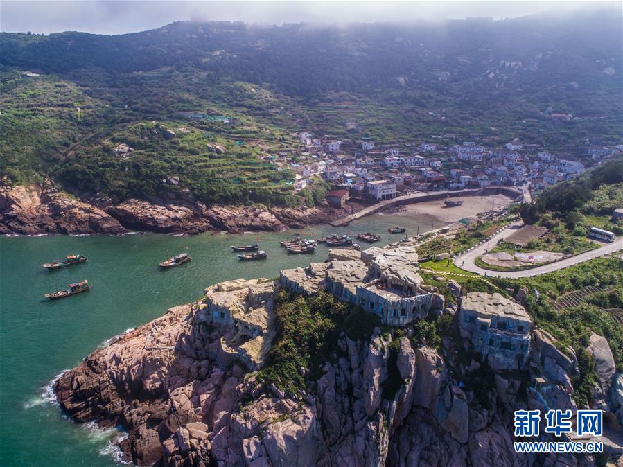 7月17日，空中俯瞰南麂岛上一家临海的悬崖民宿酒店（无人机拍摄）。