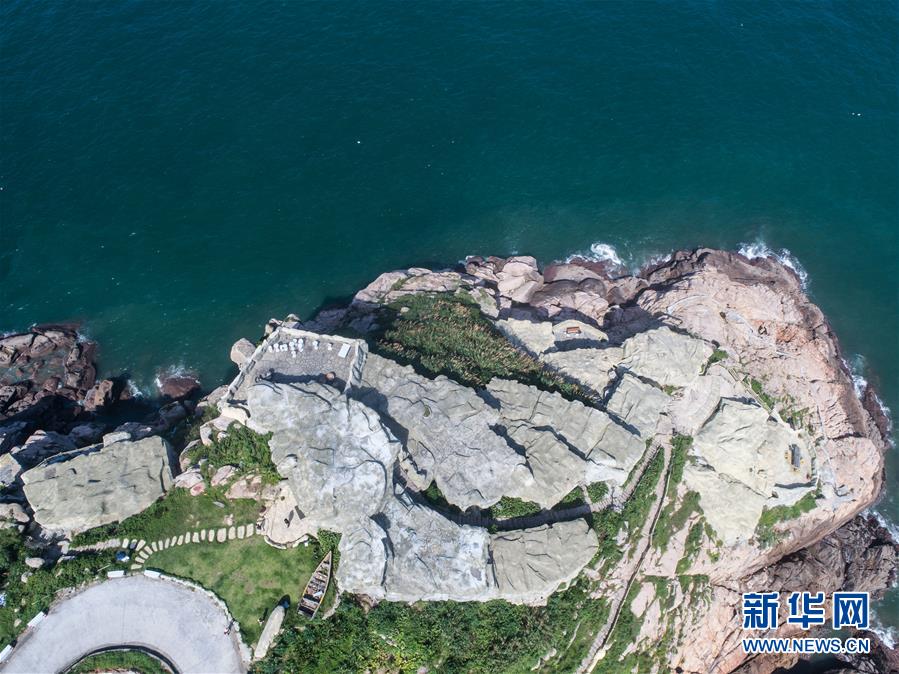 7月17日，空中俯瞰南麂岛上一家临海的悬崖民宿酒店（无人机拍摄）。