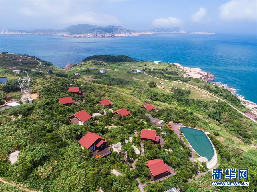 7月17日，空中俯瞰南麂岛上一家临海的小木屋特色民宿（无人机拍摄）。
