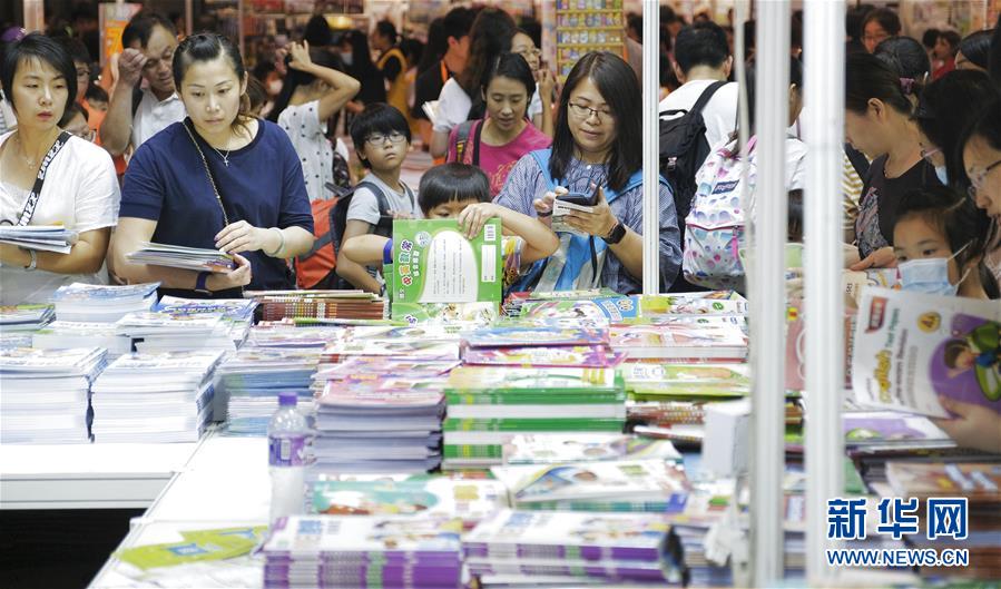 7月17日，家长和儿童在香港书展上选购图书。
