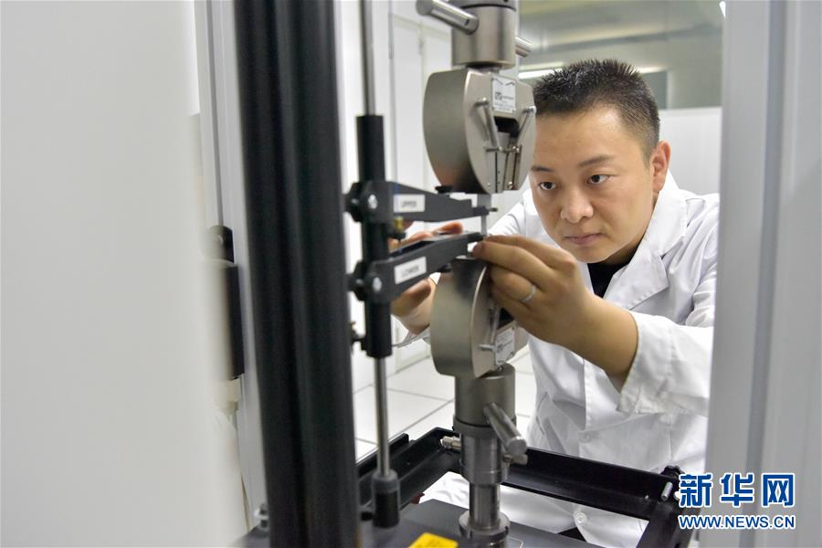 7月17日，在新疆吐鲁番自然环境试验研究中心，检测人员在恒温恒湿室进行塑料拉伸实验。