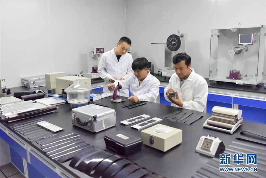 7月17日，在新疆吐鲁番自然环境试验研究中心，检测人员在恒温恒湿室进行样品规格尺寸检测。