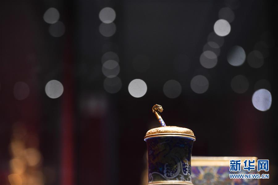 这是“故宫养心殿文物精品展”上展出的文物。