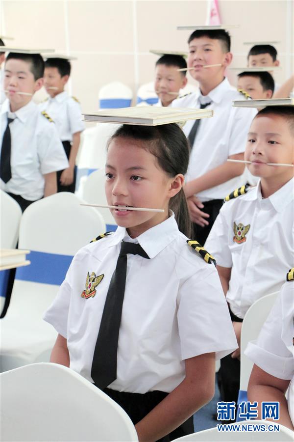7月17日，夏令营学员在学习航空礼仪知识。