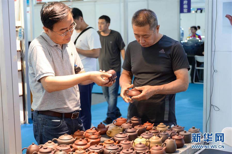 7月17日，观众在第二届东北亚文化艺术博览会上参观。
