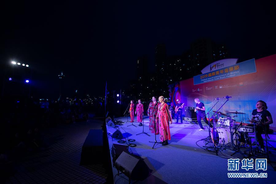 7月18日，来自波兰的演员在国际青年音乐节户外演出中表演。