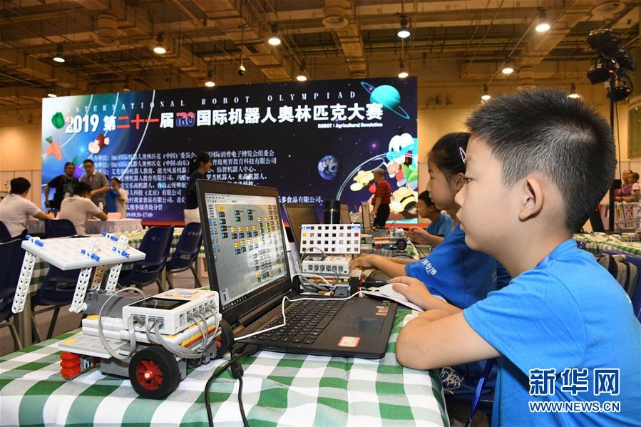 7月19日，选手在比赛中编写程序。