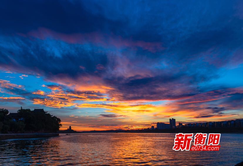 衡阳市石鼓书院湘江河面出现晨霞