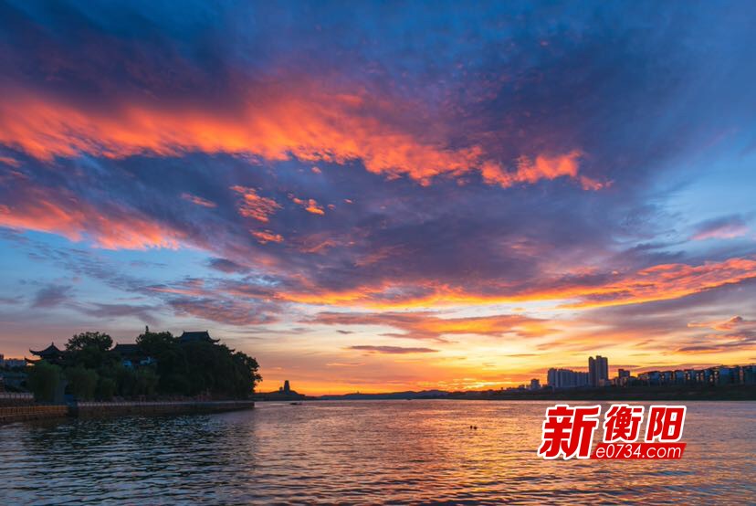 衡阳市石鼓书院湘江河面出现晨霞
