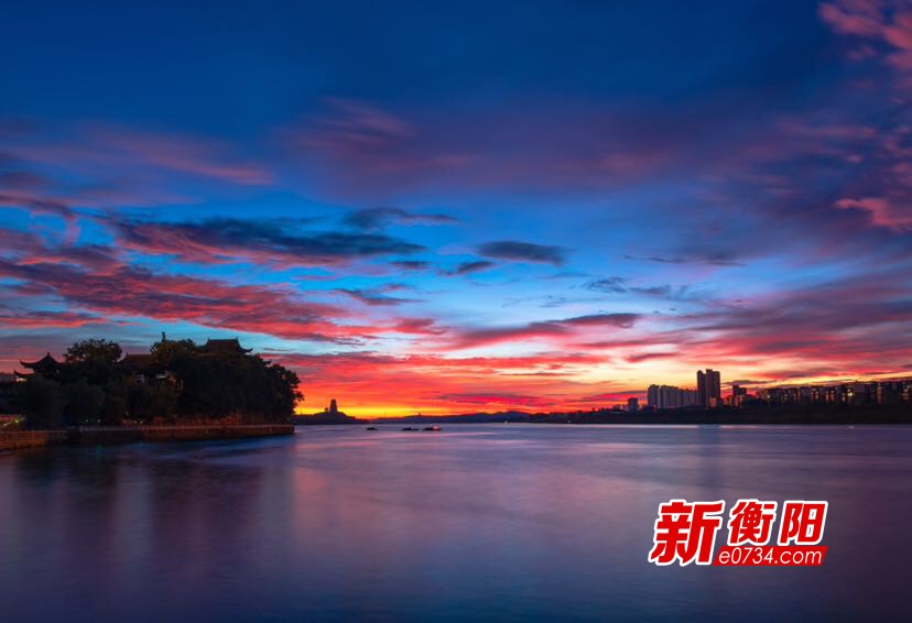 衡阳市石鼓书院湘江河面出现晨霞