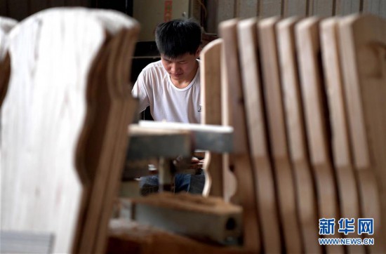 8月21日，工人在兰考县堌阳镇徐场村一家古琴生产企业制作古琴。
